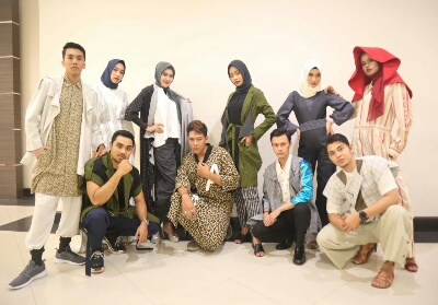Sebanyak 10 koleksi pakaian berbahan rayon viskosa koleksi PT Asia Pasific Rayon (APR) diperagakan oleh alumni Bujang Dara Riau pada malam puncak pemilihan Bujang Dara Riau 2019.