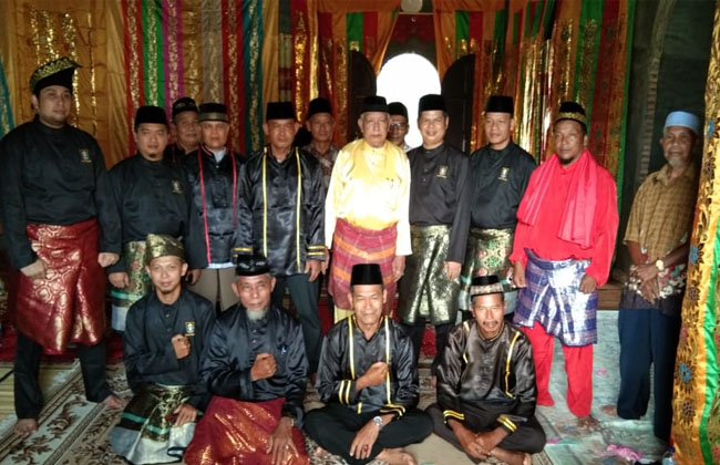  Resepsi perhelatan pengukuhan gelar datuk Bandaro Kali Antau Singingi ini dilakukan pada Minggu (8/12/2019), yang dipimpin oleh Dt Bandaro H. Zalis.