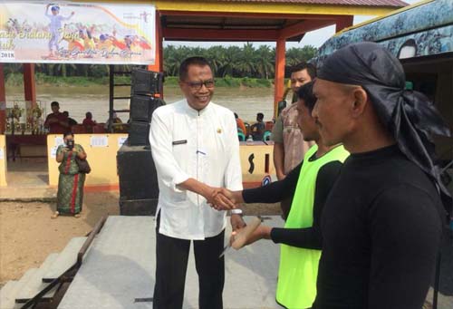 Assisten II Drs. Suratman membuka secara resmi pacu sampan tradisional di Desa Pasir Sialang Jaya