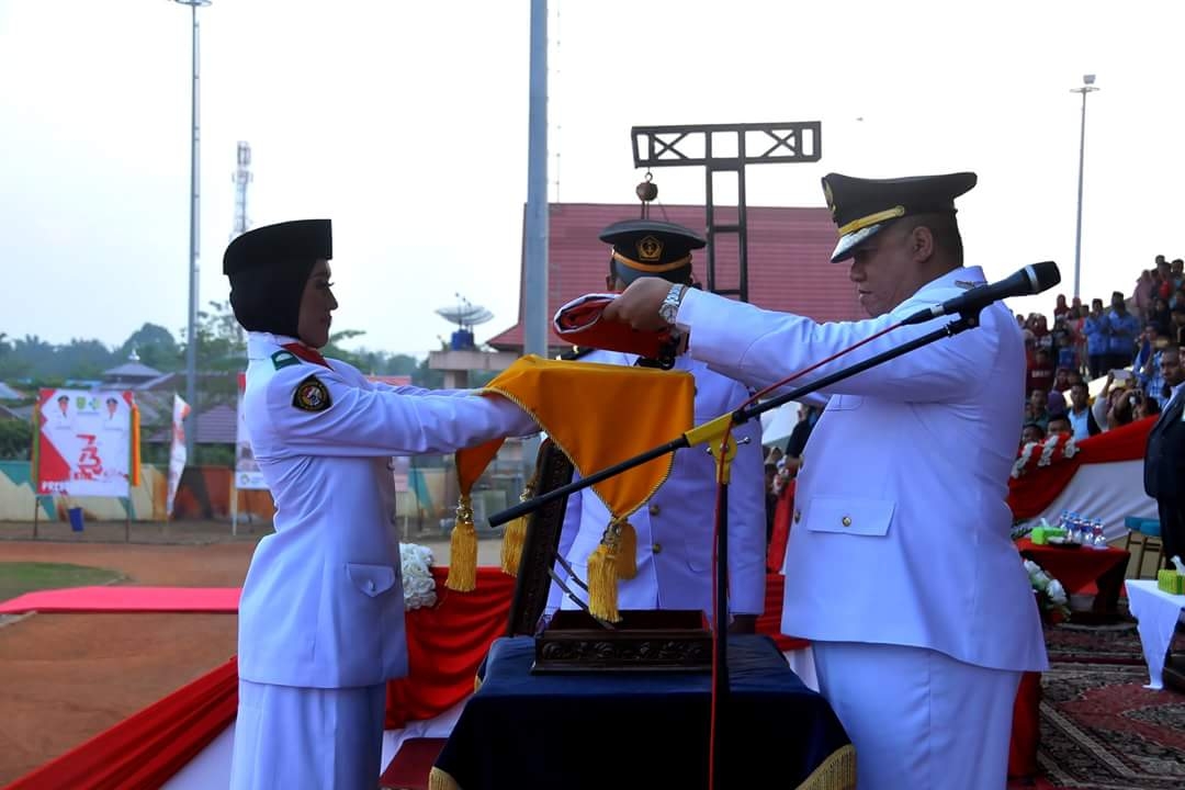 Bupati Inhu pimpin upacara penurunan Bendera di Stadion Narasinga Rengat.