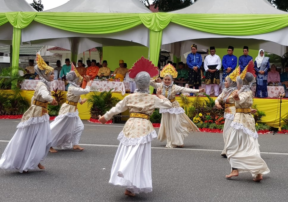 Rombongan Pawai Taaruf Kepulauan Meranti menampilkan tarian persembahan yang menggambarkan program 