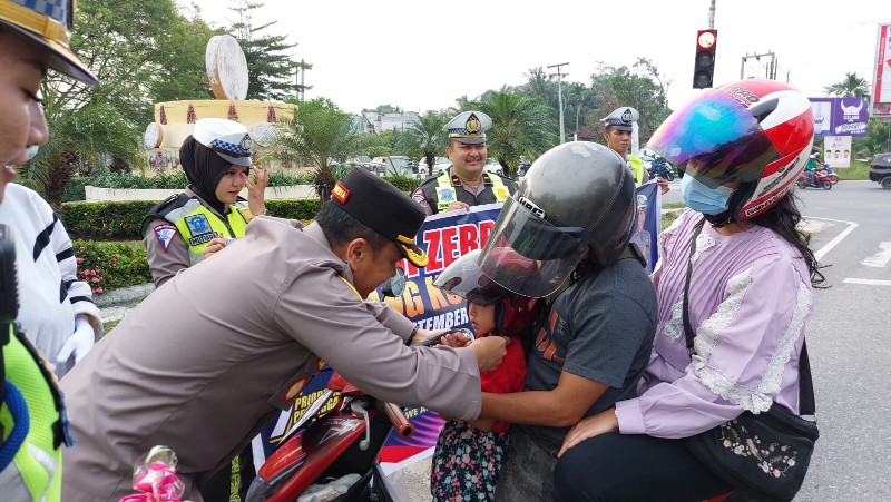 Kapolresta Pekanbaru, Kombes Pol Jefri R.P Siagian bagikan helm gratis (foto/bayu)