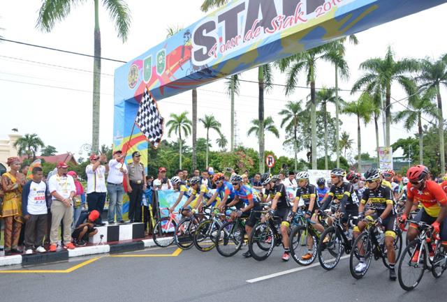 Hendri Karosa selaku Kepala Bidang Promosi Buatan dari Kementrian Pariwisata melepas secara langsung peserta Tour de Siak 2016 untuk etape pertama<br>