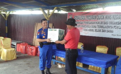Kasatpol Dit Air Polda Riau, AKBP Julian Iskandar SH MH menyerahkan kotak Saran kepada perwakilan Nelayan Kelurahan Bagan Barat.