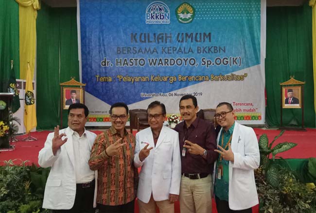   Kepala BKKBN RI dr Hasto Wardoyo foto bersama Kepala Perwakilan BKKBN Provinsi Riau Agus Putro Proklamasi serta jajaran civitas UR.
