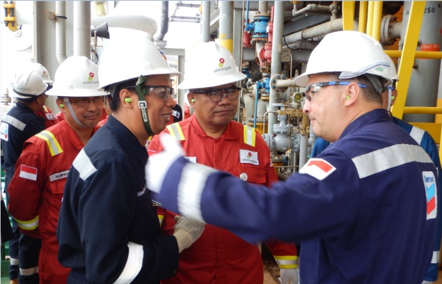Managing Director Chevron IndoAsia Business Unit (IBU) Chuck Taylor memberikan penjelasan kepada Kepala SKK Migas Amien Sunaryadi dan Kepala Unit Percepatan Proyek Indonesia Deepwater Development SKK Migas Nurwahidi.