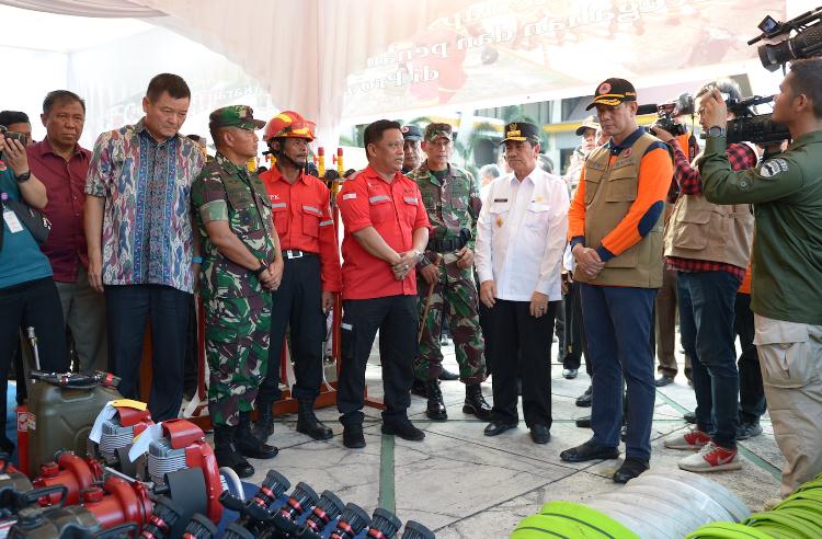 Kepala BNPB Mayjen TNI Doni Monardo didampingi Gubri saat apel siaga Karhutla