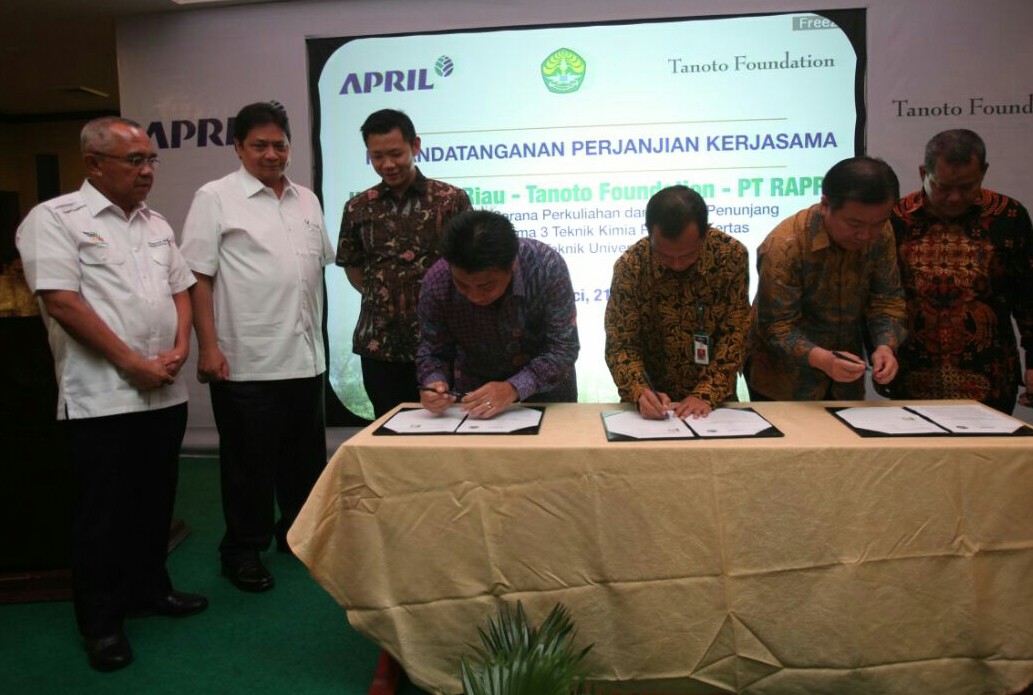 Menperindag Airlangga Hartarto, didampingi Gubernur Riau Arsyadjuliandi Rahman dan Direktur RGE, Anderson Tanoto, menyaksikan penandatangan MoU antara UR dengan Tanoto Foundation/PT. RAPP serta SMKN Pekanbaru dan Pangkalankerinci.