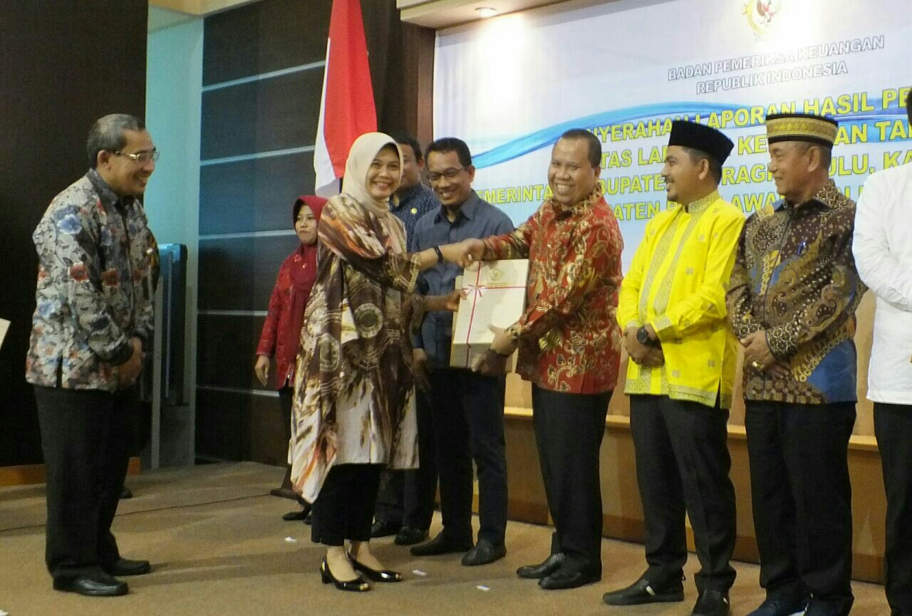Anggota V BPK RI Ir. Isma Yatun MT serahkan prediket WTP kepada Bupati Kepulauan Meranti Drs. H. Irwan MSi dan Ketua DPRD Kepulauan Meranti H Fauzi Hasan.