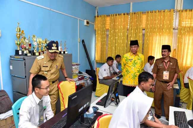 <div>Gubernur Riau, Syamsuar (kiri) sedang memberikan motivasi kepada pelajar sebelum pelaksanaan UNBK di Tembilahan, Senin (25/3/2019).<br></div>