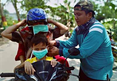 Cegah ISPA, warga Jalan Meranti bagikan masker kepada pengguna jalan