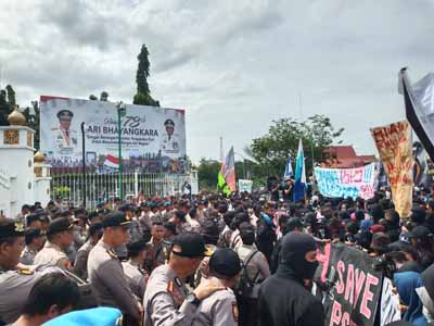 Massa demo tuntut janji Gubri selamatkan PSPS Pekanbaru.