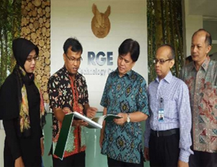   Direktur RAPP Rudi Fajar memaparkan tentang proses produksi hingga pasca produksi pembuatan kertas kepada Kepala Pusat BPPT DR Unggul Priyanto MSc di RGE Tecnology Center (RTC), Jumat (18/3/2016).