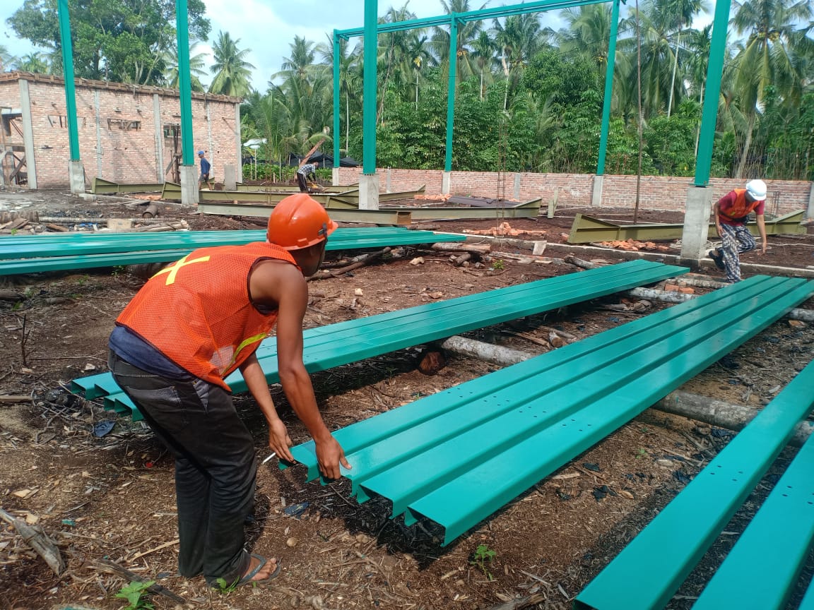 Proyek konstruksi bangunan sentra Kopi Liberika masih dalam tahap pengerjaan
