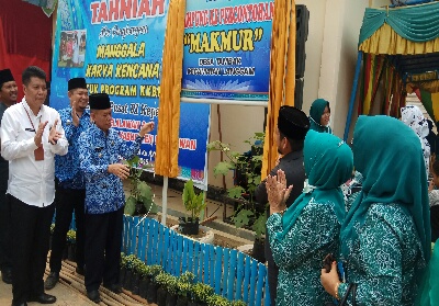 Wakil Bupati Pelalawan H Zardewan didampingi Kabid Adpin BKKBN Perwakilan Riau Said Masri SH MSi (baju putih) meresmikan Kampung KB Makmur Desa Tambak. 