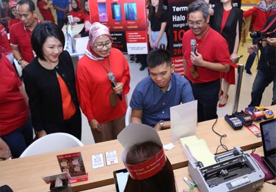  Direktur Marketing Telkomsel Rachel Goh (kedua kiri), Direktur Sales Telkomsel Ririn Widaryani (tengah), dan Vice President Mobile Advertising and Banking Telkomsel Harris Wijaya (paling kanan) saat melakukan kunjungan ke pelanggan GraPARI Telkomsel di Jakarta, Selasa (30/7/2019). 