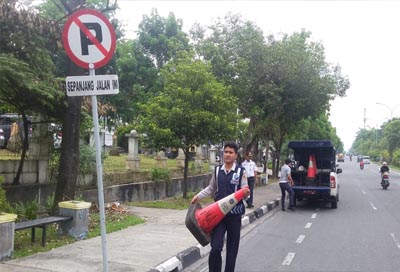 Petugas Dishub Pekanbaru sediakan mobil untuk menderek kendaraan langgar aturan parkir.