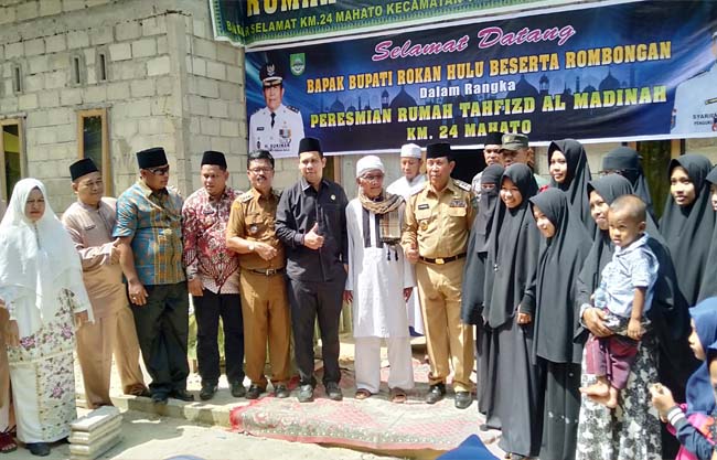  Bupati Sukiman, dan pimpinan Rumah Tahfiz serta tokoh agama, Kades juga Camat, foto bersama usai resmikan Rumah Tahfiz Al Madinah, di Mahato Bandar Selamat Km 24, Tambusai Utara