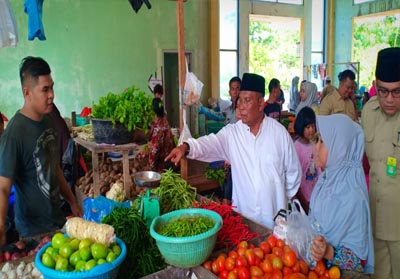 Disperindag Siak melakukan sidak di Pasar Belantik Raya.