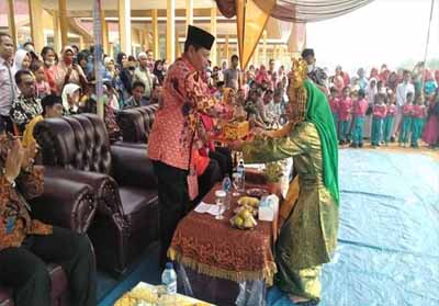 Bupati Sukiman, bersama Sekda Abul Haris, sejumlah anggota DPRD, dan pejabat di lingkungan Pemkab Rohul, resmikan Pasar Puo Raya di Kecamatan Tandun.