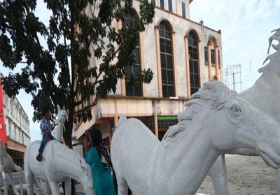 Patung kuda di persimpangan Jalan Soekarno Hatta dan Jalan Tuanku Tambusai 