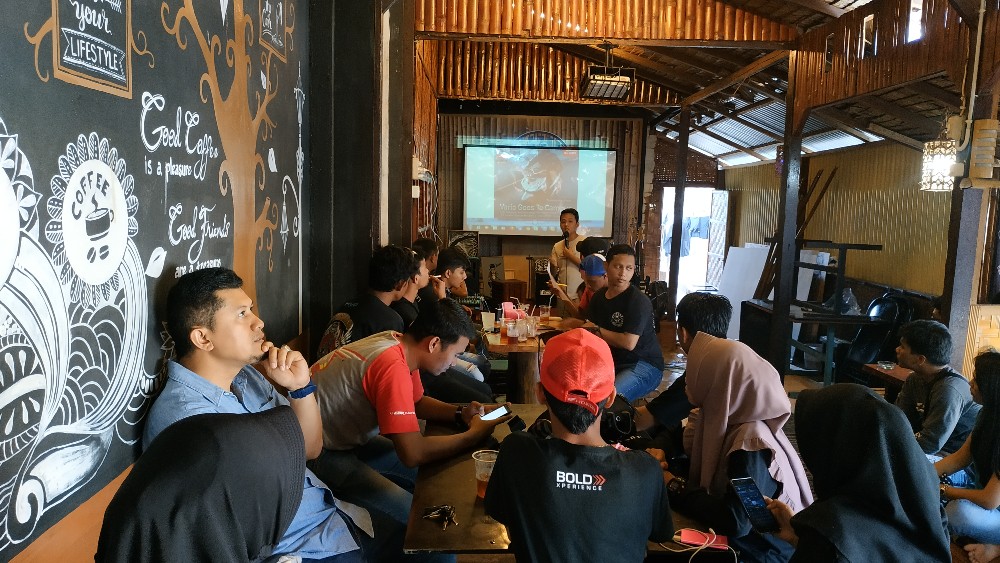 PIC Community Honda Riau, Aldi Hadi  saat menyampaikan materi cari aman naik sepeda motor Honda.