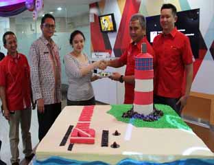  Executive Vice President Area Sumatera Telkomsel Bambang Supriogo (tengah) menyerahkan kue ulang tahun kepada pelanggan, sebagai bentuk apresiasi atas kesetiaan pelanggan menggunakan layanan Telkomsel.