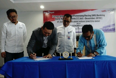 Penandatangan kerja sama antara Telkomsel dan Bank Nagari terkait Program Racing SMS Banking 2019 yang dilakukan oleh Vice President Business Support Area Sumatera Telkomsel Andry Firdiansyah (kiri) dan Direktur Utama Bank Nagari Dedy Ihsan.