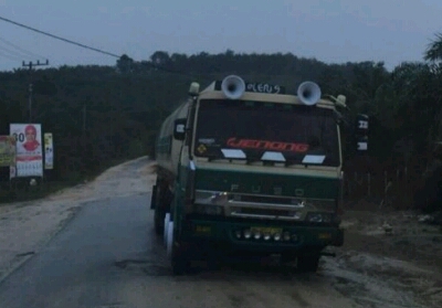 Mobil teronton mengakut CPO PT TAL melintas di jalan Provinsi di Desa Serosa.