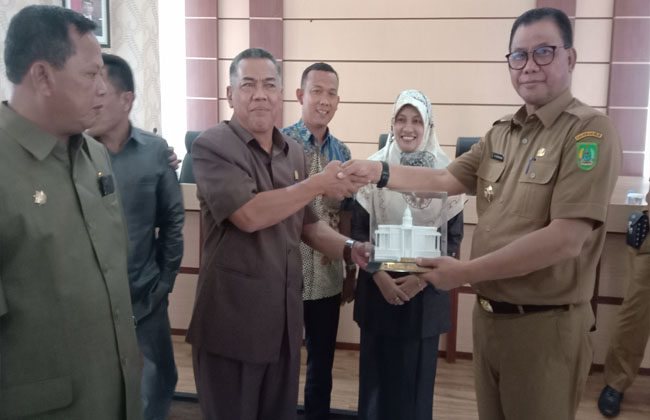 Bupati Suyatno memberikan cendera mata kepada Ketua Komisi V DPRD Riau, Edi A Mohd Yatim S Sos MSi. 