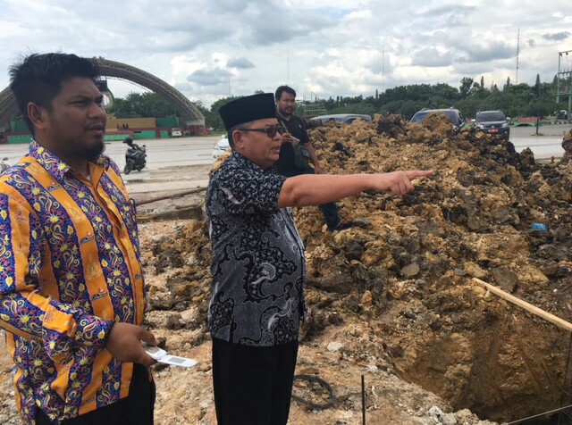 Sekda Dumai HM Nasir didampingi Kabag Humas Pemko Dumai Riski Kurniawan meninjau pelaksanaan pekerjaan pembangunan Astaka MTQ Riau di Dumai baru - baru ini.