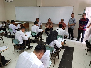 Suasana kunjungan Rektor bersama Wakil-wakil Rektor dan Kepala Biro ke Fakultas untuk melihat test masuk calon mahasiswa baru Gelombang II.