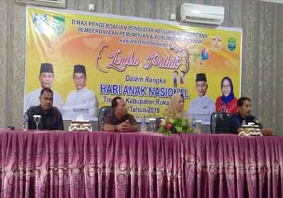 Sekretaris DP2KBP3A Nauli Fitrianti SSTP MSi membuka secara resmi lomba pidato dan Mading dalam rangka Hari Anak Nasional (HAN).