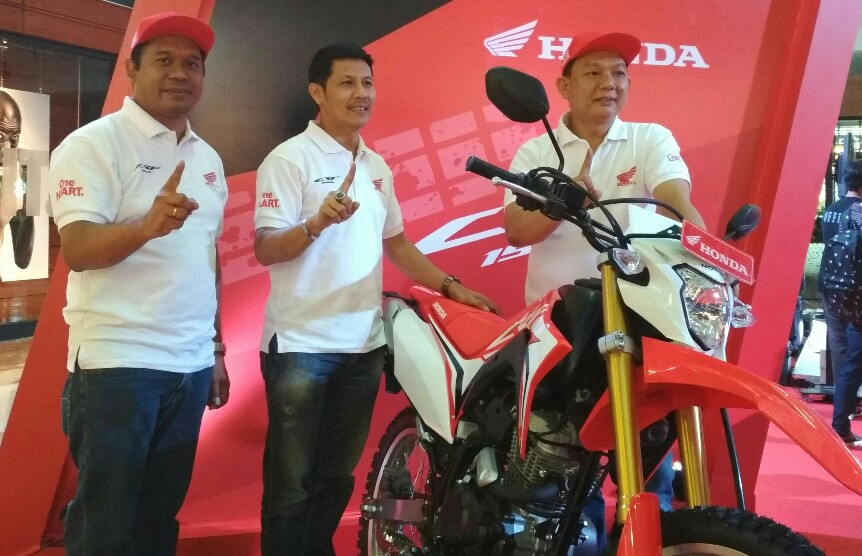 Manejemen Capella Dinamik Nusantara- Riau foto bersama unit All New Honda CRF150L usai peluncuran.