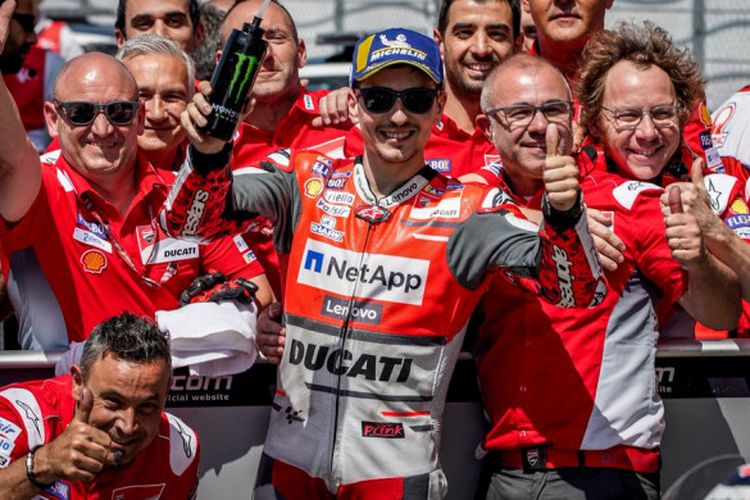 Pebalap Ducati, Jorge Lorenzo, rayakan keberhasilannya dapat posisi start kedua pada kualifikasi MotoGP Italia di Sirkuit Mugello, Italia, Sabtu (2/6/2018). 