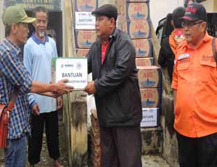 PW Muhammadiyah Riau Dr Abdul Wahid menyerahkan bantuan.