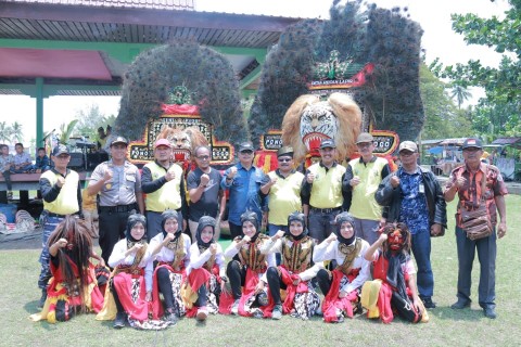 Foto bersama pada acara Festival Budaya Bahari yang ditaja Dinas Pariwisata, Kebudayaan, Kepemuda dan Olahraga (Disparbudpora).