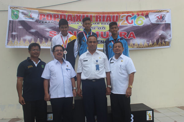 penyerahan medali oleh Sekretaris Dispora Riau