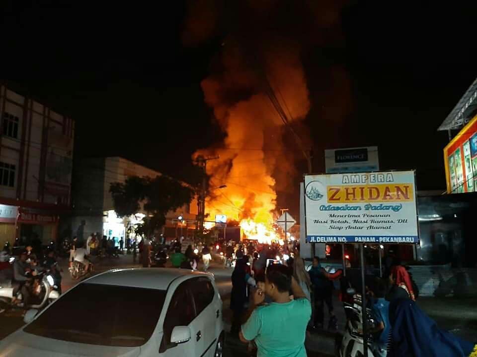Kobaran api yang hanguskan ruko dan kios di Pekanbaru.