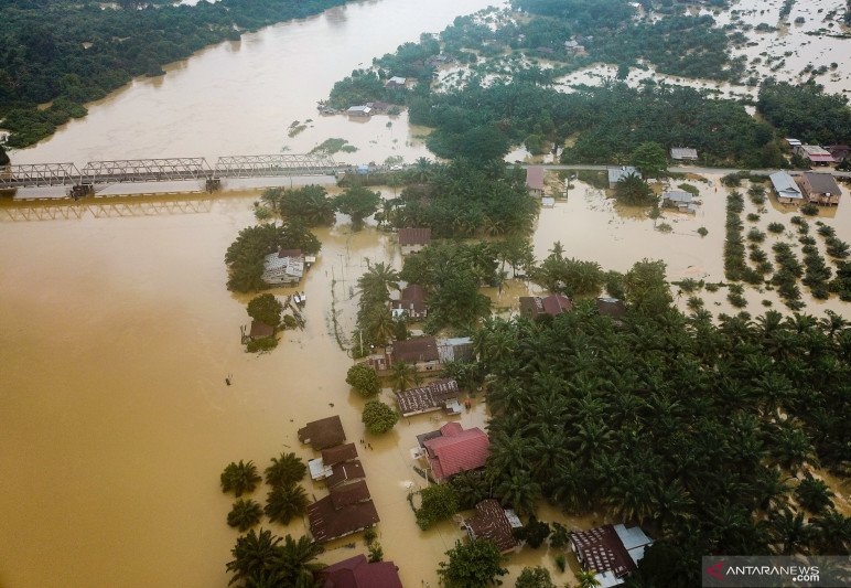 Kondisi banjir terlihat dari udara akibat luapan Sungai Subayang di Kecamatan Gunung Sahilan Kabupaten Kampar, Riau, Rabu (11/12/2019). FOTO: Antara