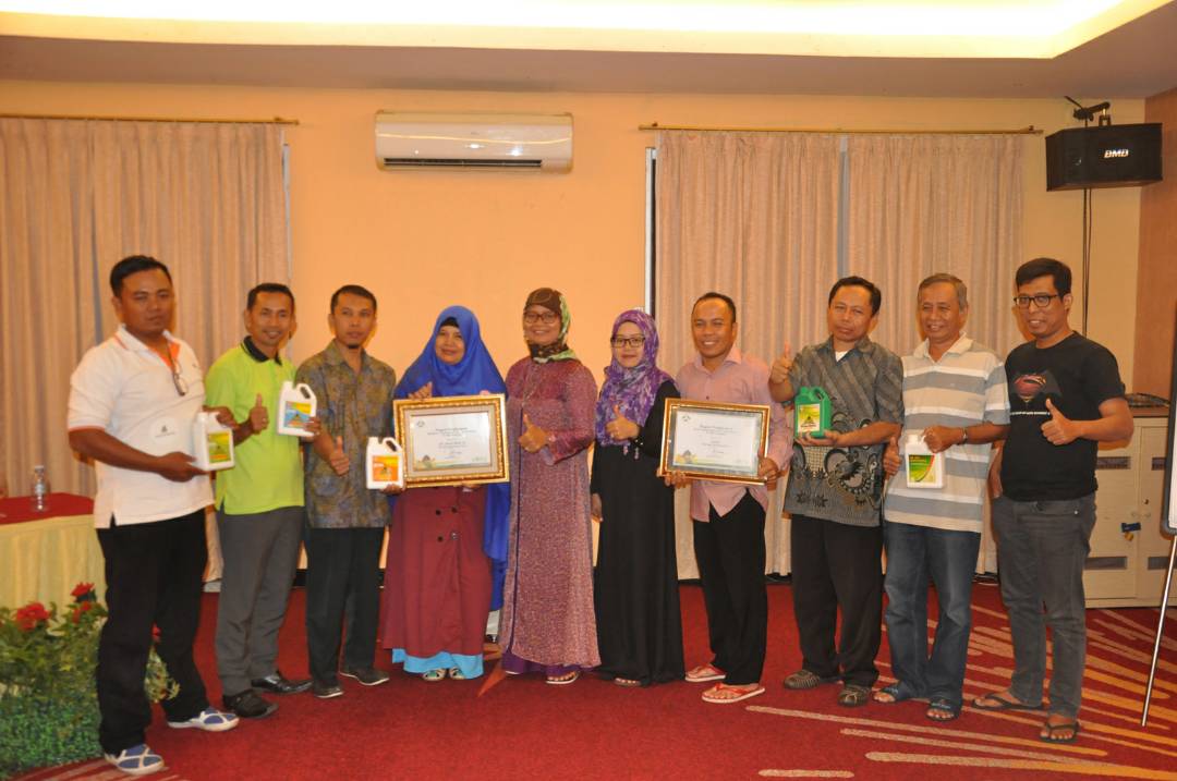 Manajemen PT SMS Indo Putra foto bersama manajemen CV Sunli Hadi 13, distributor terbaik di Riau