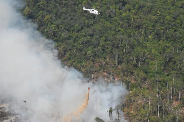 Tetlihat heli superpuma melakukan water boming di lokasi yang terbakar di Desa Sepahat