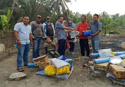   Kadis Dinsos Pelalawan, Drs Mukhtaruddin saat memberikan bantuan sembako, infrastruktur, dan kesejahteraan pada suku Akit, kemarin. FOTO: Andy Indrayanto