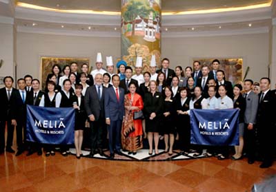 Foto bersama Presiden Jokowi dan staff Hotel Meliá Hanoi.