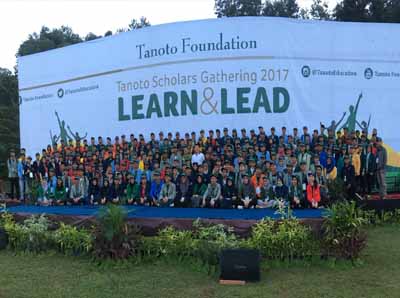 Seluruh penerima beasiswa Tanoto Foundation dari 35 perguruan tinggi di Indonesia berfoto bersama di Sport Centre Riau Komplek dalam TSG 2017 di PT RAPP.