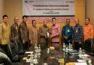 Penandatanganan kerja sama dilakukan langsung oleh Direktur Utama Askrindo Syariah, Seogiharto dan Direktur Utama Bank Riau Kepri, DR Irvandi Gustari. 