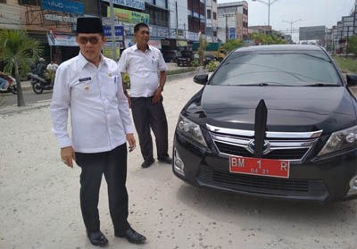 Walikota Dumai Drs H Zulkifli AS MSi turun lapangan meninjau proyek peningkatan jalan. FOTO: Bambang