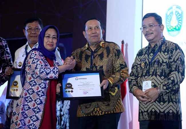  Bupati Sukiman,menerima penghargaan dari Anggota Ombudsman RI Ninik Rahayu SH MS, di Hotel JS Luwansa, Jakarta, setelah Rohul menerima Predikat Kepatuhan Tinggi atas Standar Pelayanan Publik 2019 dari Ombudsman RI.