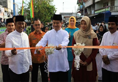 Pj Sekda Rohul Abdul Harus didampingi Isteri serta Camat Rambah juga Lurah Pasir Pangaraian Mukhlis, potong pita saat resmikan pasar Ramadhan di Kelurahan Pasir Pangaraian.