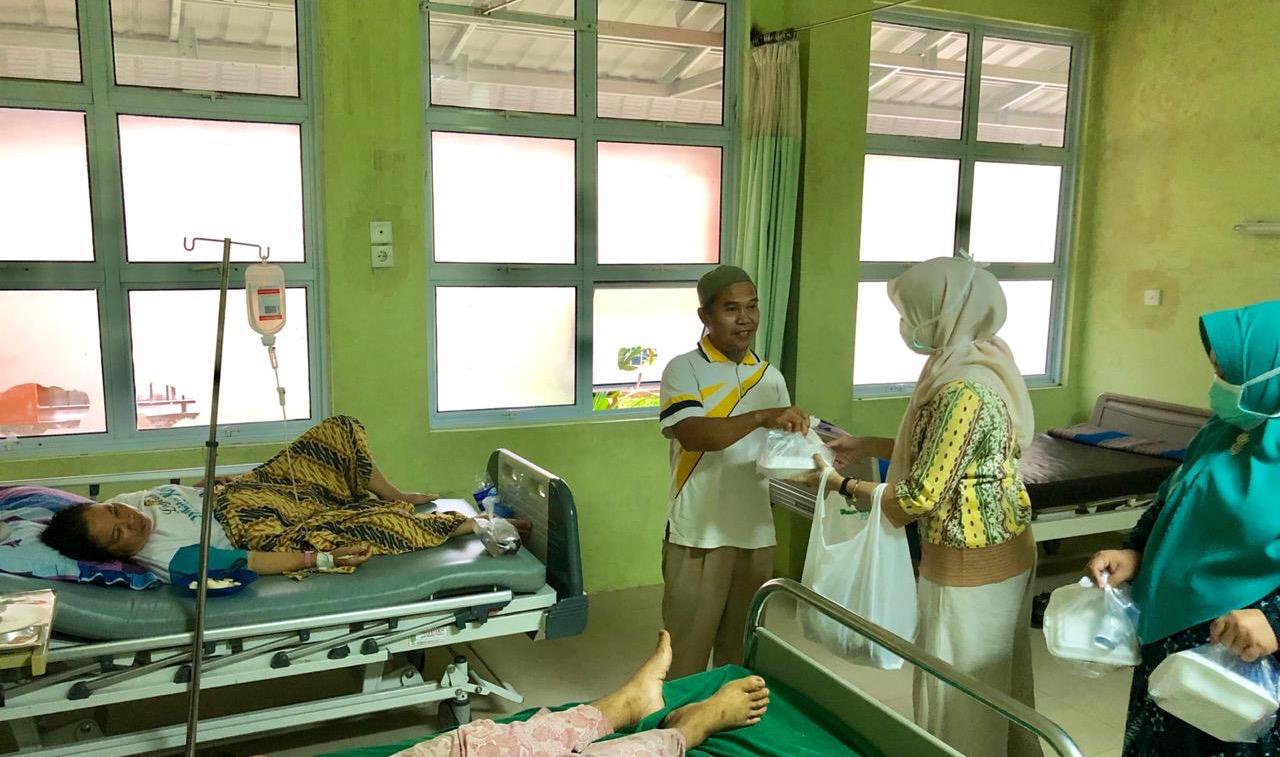 Ketua Pusdatin Puanri Inhu, Hj Andina Gustiani dan pengurus lainnya menyerahkan takjil dan nasi kotak gratis kepada keluarga pasien di RSUD Indrasari, Rengat Barat, Inhu, Jumat (31/5). FOTO: Ist
